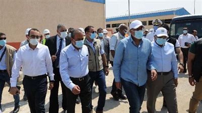 مدبولي يتجول في شوارع قرية الأبطال بالإسماعيلية