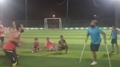 كلك عزيمة يا بطل.. «شريف الإنجليزي» يعود لكرة القدم بعد بتر قدمه