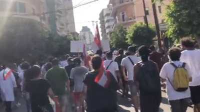 عشرات اللبنانيين في مسيرة لمرفأ بيروت لإحياء حادث الانفجار المروع| فيديو