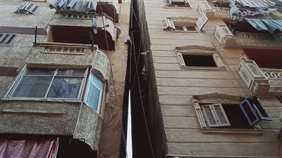 شاهد| عقار الفلكي المائل كارثة جديدة بالإسكندرية.. والأهالي تستغيث بالمسئولين