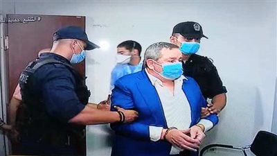 عاد مكبلا بالأصفاد.. الإمارات تسلم الجزائر رأس الفساد في البلاد | فيديو