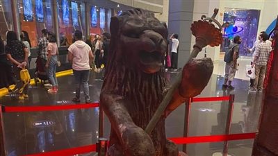 هياكل عظمية في المقدمة.. التجهيزات النهائية لحفل العرض الخاص لـ«الإنس والنمس» |صور