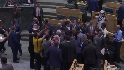 قوم يا عماد.. تطورات جديدة في واقعة احتجاز كرسي رئيس الحكومة الأردنية داخل البرلمان| فيديو