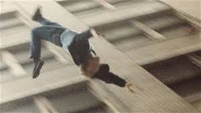 مشادة كلامية مع زوجته.. إصابة أجنبي إثر سقوطه من الطابق الـ 11 بعابدين