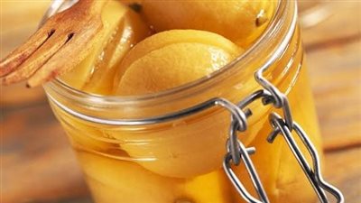 مذاق شهي ومميز.. طريقة عمل الليمون المخلل