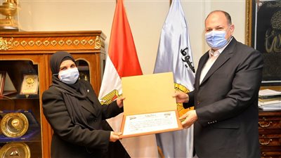 محافظ أسيوط يكرم وكيل وزارة الزراعة لجهودها المميزة