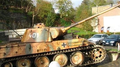 لحظة الحكم على عجوز ألماني لإخفائه دبابة في منزله|فيديو