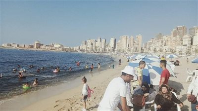 إقبال أهالي الإسكندرية على الشواطئ هربا من الحر | فيديو