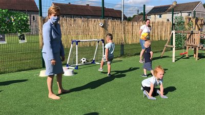 موقف طريف لـ رئيسة وزراء إسكتلندا مع طفلة في الحضانة