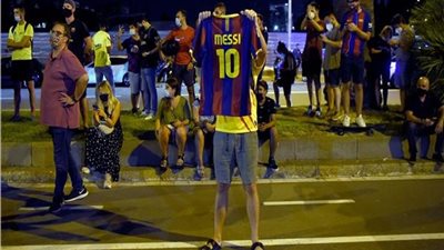ذهول وبكاء.. جماهير برشلونة تتجمع أمام الكامب نو اعتراضا على رحيل ميسي |فيديو