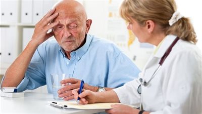 منها النسيان والعصبية، 10 أعراض مبكرة تدل على الإصابة بالخرف