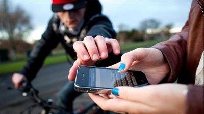 ضبط تشكيل عصابي تخصص في خطف الهواتف المحمولة بالنزهة