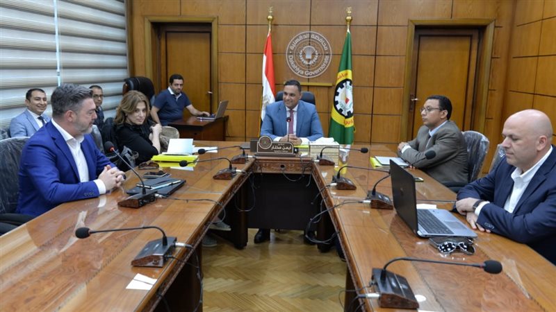 جانب من اجتماع محافظ