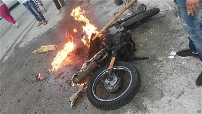 إشعال النار في دراجة