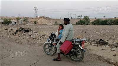 ثورة الجراكن.. أهالي نجع التحرير في قنا يعانون نقص مياه الشرب l فيديو 