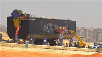 التجهيزات النهائية قبل نقل مركب الملك خوفو إلى المتحف الكبير| صور