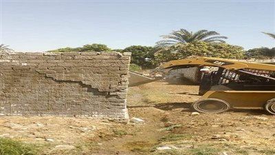 لمواجهة التعديات.. إزالة في المهد بطريق ترعة رمسيس في غرب الأقصر 