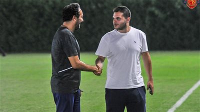 قبل مواجهة الأهلي.. أبو العينين يؤازر لاعبي سيراميكا 