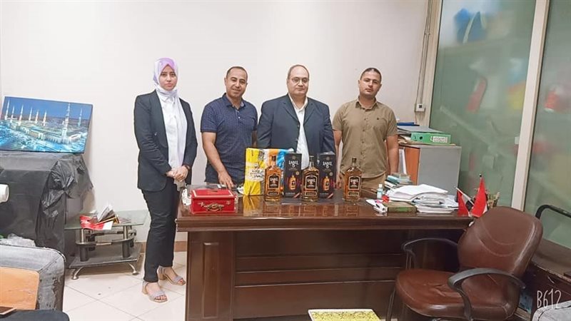 زجاجات الخمور بحوزة
