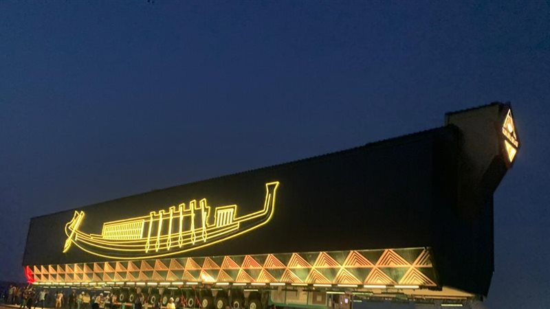 عربة نقل مركب الملك