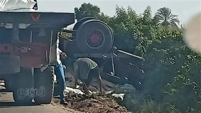 انقلاب سيارة نقل محملة بـ «سكر تمويني» بطريق الجميزة-السنطة