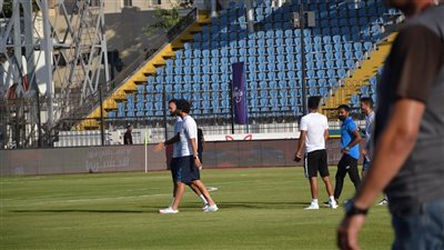 لاعبو الزمالك يتفقدون أرضية استاد الإسكندرية قبل مباراة المحلة | صور