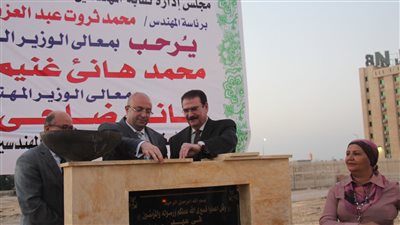 هاني ضاحي ومحافظ بني سويف يضعان حجر أساس ناد وأبراج المهندسين بالمحافظة | صور