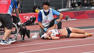 أولمبياد طوكيو| عداءة بريطانية تخلع القلوب بعد سقوطها على التراك.. صور