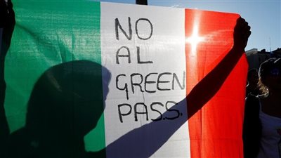 احتجاجات في أوروبا بعد إلزامية شهادة كورونا الصحية