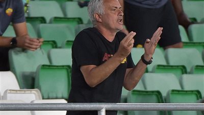 مورينيو يواصل الجدل.. طرد البرتغالي برفقة 3 لاعبين من روما في لقاء ودي