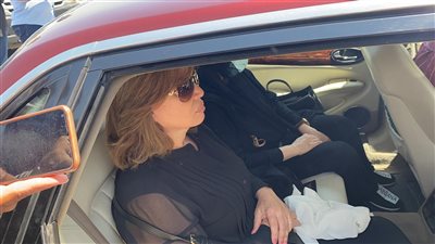 جنازة دلال عبد العزيز.. وصول إلهام شاهين وهند عاكف لمسجد المشير طنطاوي | فيديو وصور