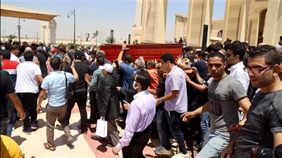 حسن الرداد ورامي رضوان يحملان جثمان دلال عبد العزيز لمثواها الأخير | صور