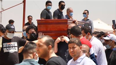 بث مباشر.. لحظة وصول جثمان دلال عبد العزيز إلى المقابر 