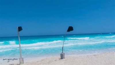 رفع الرايات السوداء.. أبرز مشاهد غلق شواطئ البحر المفتوح بمطروح | صور