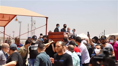  5 مشاهد من جنازة دلال عبد العزيز.. انهيار إيمي ودنيا.. وزوجاهما يحملان الجثمان