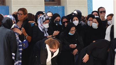 زينة تقدم العزاء لإيمي ودنيا سمير غانم في المقابر | فيديو 