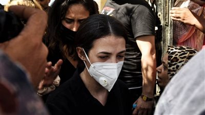 لحظة مغادرة إيمي ودنيا سمير غانم مدافن العائلة| فيديو وصور