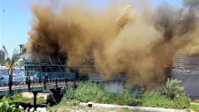 الحماية المدنية تواصل جهودها لإخماد حريق المركب النيلي بالزمالك | صور