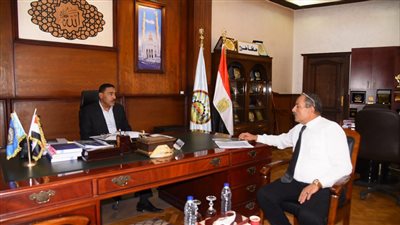 محافظ مطروح يلتقي مدير الطب البيطري لبحث مشروع 500 رأس غزلان إماراتية