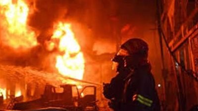 إخماد حريق نشب داخل مصنع بلاستيك في مدينة بدر