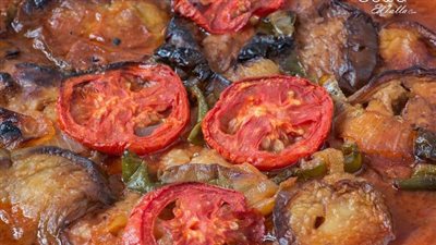 مع الأرز والسلطة.. طريقة عمل المسقعة باللحمة المفرومة