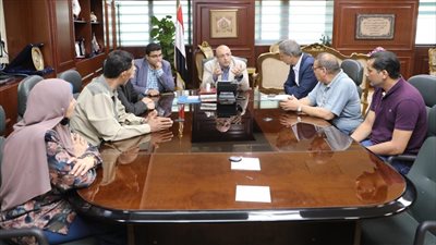 محافظ بني سويف يناقش تعزيز دور مجالس الأمناء في دعم العملية التعليمية