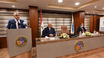 وزير الإسكان: نكرس الموارد المالية والجهد لتنفيذ أعمال تطوير خدمات المياه والصرف