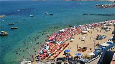 شواطئ الإسكندرية.. ضحك ولعب ورقص وسهر حتى مطلع الفجر.. وأبناء المحافظة مستاؤون 