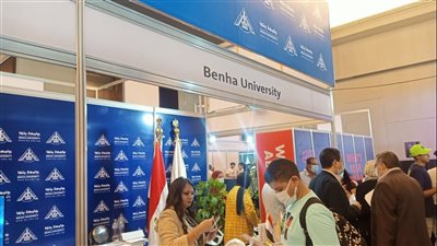 إقبال الطلاب على جناح جامعة بنها في معرض الجامعات المصرية 