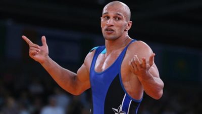 كرم جابر يتأهل لنهائي بطولة العالم للمصارعة 