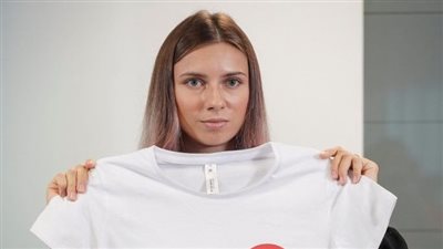 عداءة من بيلاروسيا تعرض ميداليتها الأولمبية للبيع في مزاد لهذا السبب