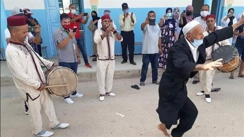 مسن تونسي يرقص فرحا