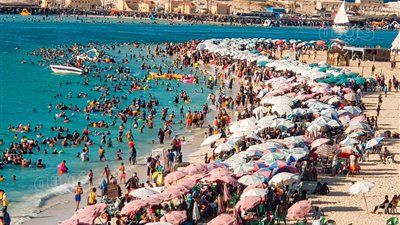 ضحك ولعب وفرحة.. زحام المصطافين على شواطئ مطروح | صور