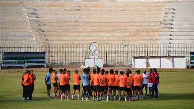 العباسي وعمر عبد الله يجتمعان بلاعبي المحلة قبل مباراة دجلة | صور